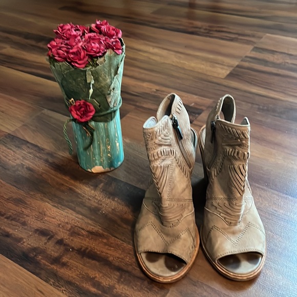 Vince Camuto Karinta Tan Neutral Aztec Open Toe Heels - Picture 1 of 11